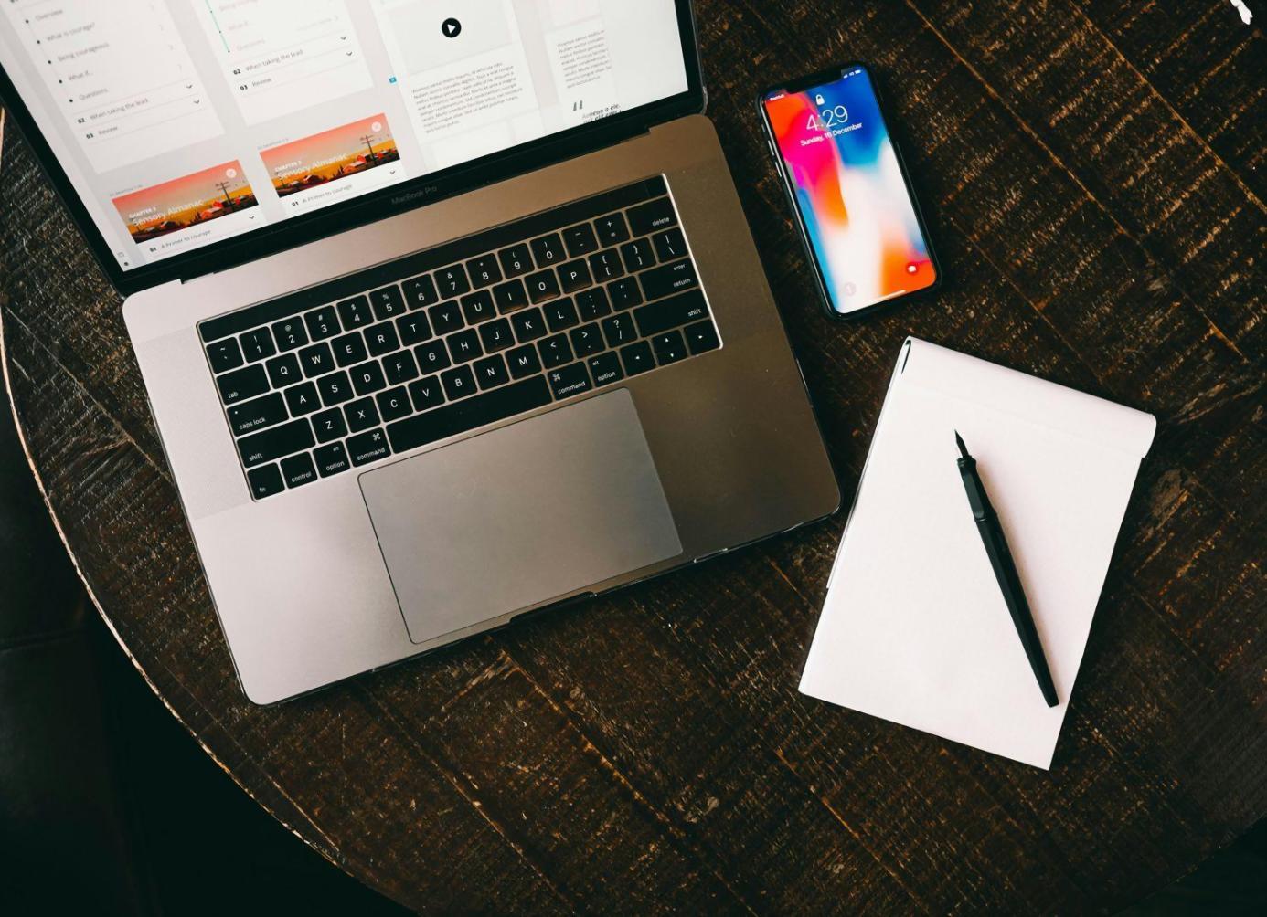 Workspace moderno con aplicaciones financieras ejecutándose en múltiples dispositivos